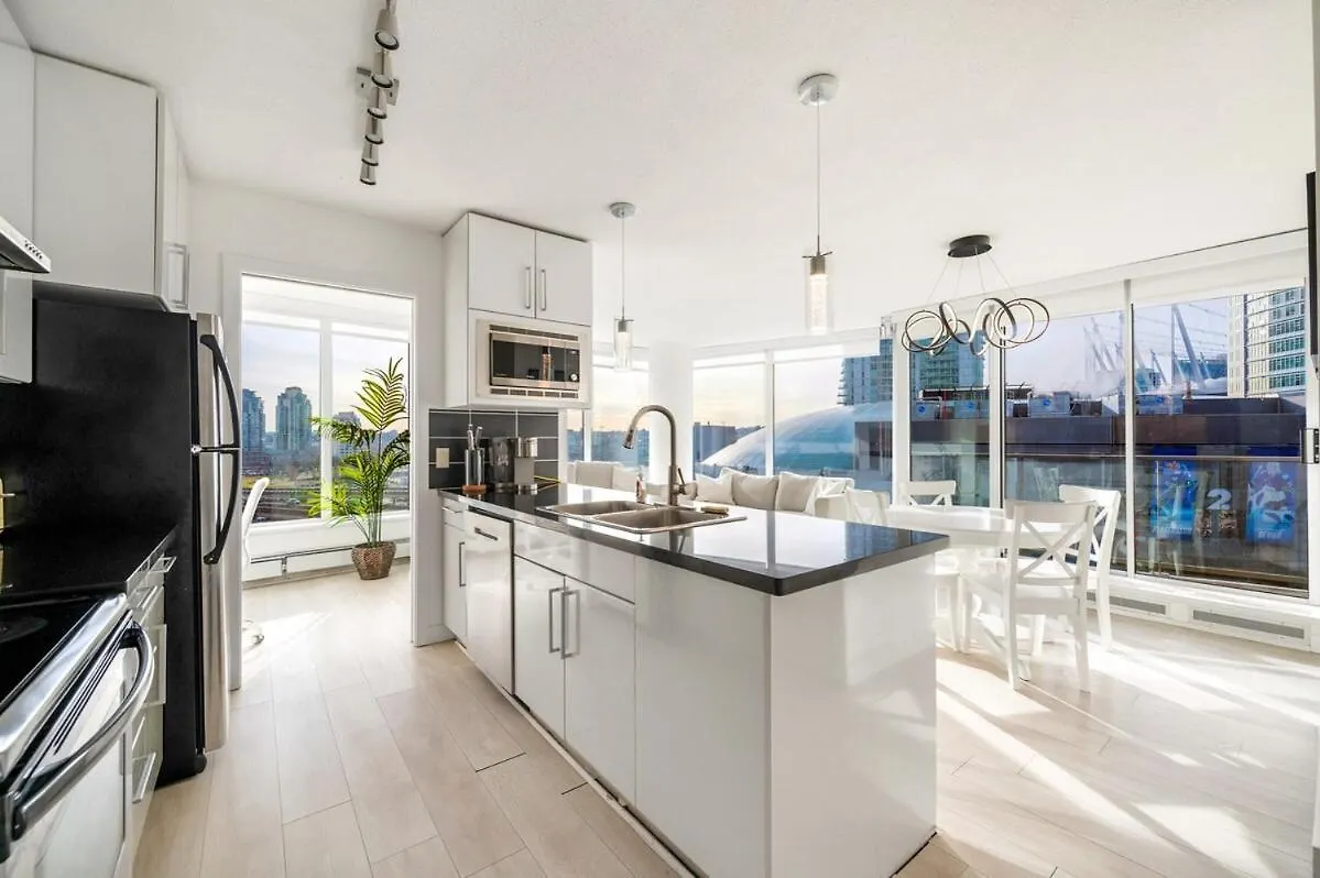 Bright 3Br Downtown Vancouver Condo W Pool & Gym Kanada