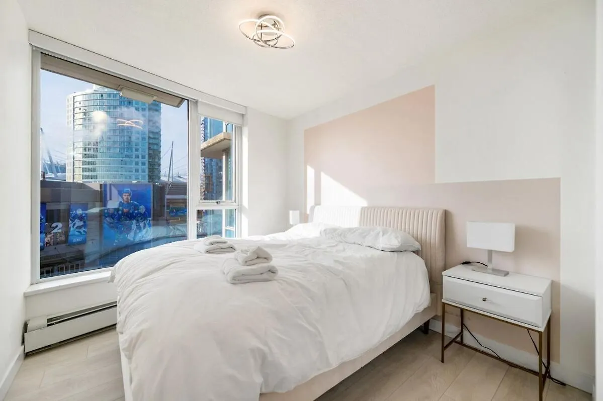Bright 3Br Downtown Vancouver Condo W Pool & Gym 0*,  Canada